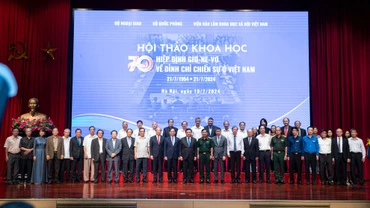 Các đại biểu chụp ảnh chung tại hội thảo. (Ảnh: SƠN TÙNG)