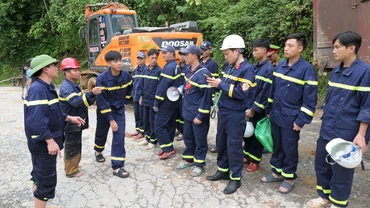 Lực lượng chức năng Hà Giang tiếp tục huy động lực lượng tìm kiếm cứu nạn.
