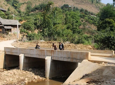 Cầu bê tông vào bản Nậm Pù, xã Huổi Một đã được đầu tư xây dựng, giải quyết vấn đề khó khăn trong đi lại cho người dân.