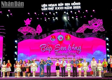 Phó Bí thư Thường trực Tỉnh ủy Sóc Trăng Hồ Thị Cẩm Đào và Phó Chủ tịch Thường trực Hội Đồng đội Trung ương Lê Hải Long tặng quà lưu niệm cho các đơn vị tham gia Liên hoan.