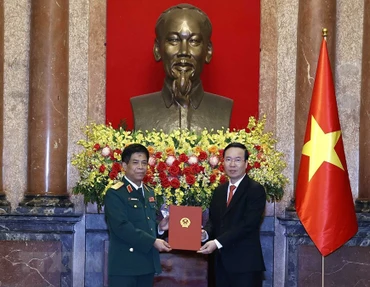 Chủ tịch nước Võ Văn Thưởng trao Quyết định thăng quân hàm từ Trung tướng lên Thượng tướng cho đồng chí Nguyễn Văn Nghĩa, Phó Tổng Tham mưu trưởng Quân đội nhân dân Việt Nam. (Ảnh: TTXVN)