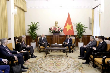 Bộ trưởng Ngoại giao Bùi Thanh Sơn tiếp cựu Thủ tướng Pháp Eduord Philippe. Ảnh: baoquocte.vn