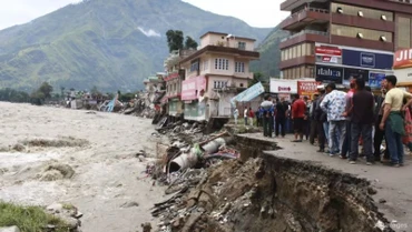 Một con đường bị sông Beas cuốn trôi do mưa lớn ở quận Kullu, Himachal Pradesh, Ấn Độ vào ngày 11/7/2023. (Ảnh: AP)