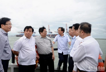 Thủ tướng Phạm Minh Chính trao đổi với lãnh đạo các bộ, ngành và Thành phố Hồ Chí Minh khi khảo sát khu vực Cần Giờ bằng tàu thủy để tìm hiểu Đề án nghiên cứu xây dựng Cảng trung chuyển quốc tế Cần Giờ. 