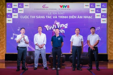 Các thành viên đại diện Ban tổ chức công bố chính thức bắt đầu cuộc thi. (Ảnh: Quyên Phạm)