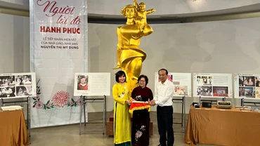 Đại diện Bảo tàng Phụ nữ Việt Nam tiếp nhận hiện vật từ nhà giáo, nhà văn Nguyễn Thị Mỹ Dung (người đứng giữa).