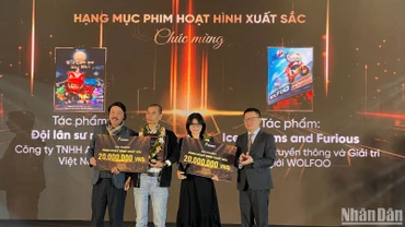Tổng Biên tập Báo Nhân Dân Lê Quốc Minh và Nghệ sĩ Nhân dân Phạm Ngọc Tuấn trao giải cho hai tác phẩm Phim hoạt hình xuất sắc.