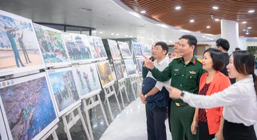 Khách tham quan triển lãm "Nét đẹp người chiến sĩ" . (Ảnh: Nguyễn Hiệp)