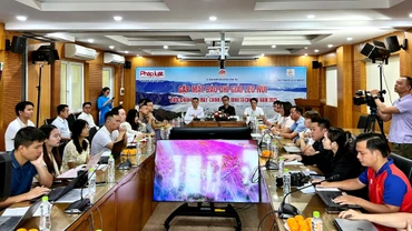 Quang cảnh buổi gặp mặt báo chí về giải leo núi "Bước chân trên mây".