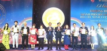 Lãnh đạo Thành phố trao giải thưởng cho các doanh nghiệp đoạt Giải Thương hiệu Vàng năm 2022.