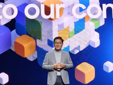 Phó Chủ tịch kiêm Giám đốc điều hành (CEO) Samsung Electronics Han Jong-hee phát biểu tại một cuộc họp báo ở Las Vegas, Mỹ, ngày 4/1/2023. (Ảnh: Yonhap)
