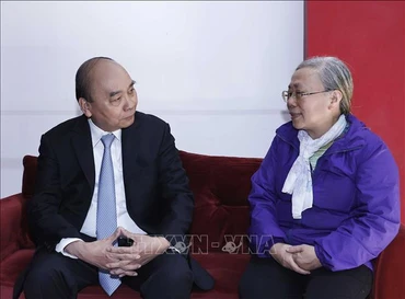 Chủ tịch nước Nguyễn Xuân Phúc thăm hỏi gia đình cố Chủ tịch nước Tôn Đức Thắng. (Ảnh: TTXVN)