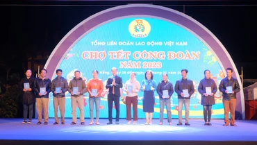 Trao tặng các suất quà tết cho đoàn viên, công nhân.