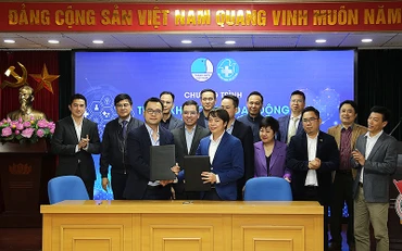 Các đồng chí đại diện Hội Thầy thuốc trẻ Việt Nam và các đơn vị liên quan ký kết triển khai chương trình “Khởi nghiệp số y tế Clinic4.0”.