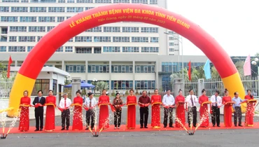 Cắt băng khánh thành Bệnh viện đa khoa tỉnh Tiền Giang.