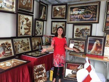 Chị Nguyễn Thị Vân, xã Đông Xuân, huyện Sóc Sơn (Hà Nội) bên các tác phẩm tranh gạo.
