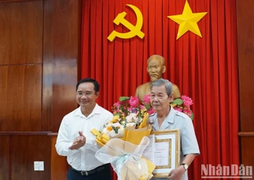 Bí thư Tỉnh ủy Long An Nguyễn Văn Được trao Huy hiệu 60 năm tuổi Đảng cho đồng chí Phạm Thanh Phong.