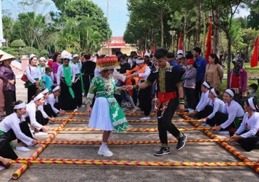 Múa xòe của người Mường, xã La Lâu, huyện Chư Prông. 