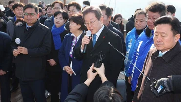 Ông Lee Jae-myung phát biểu trong chuyến thăm Busan, ngày 2/1/2024. Ảnh: Yonhap