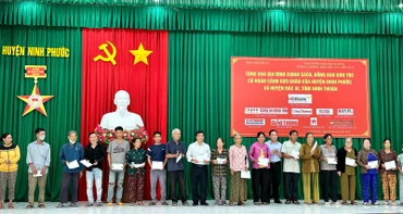 Lãnh đạo Đoàn công tác Cơ quan Thường trực Ban Tuyên giáo Trung ương khu vực miền Nam tặng quà cho các gia đình chính sách, đồng bào dân tộc thiểu số nghèo tại hai huyện Ninh Phước và huyện Bác Ái.