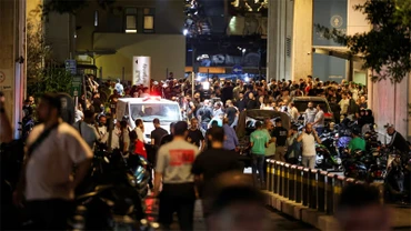 Người dân tập trung bên ngoài Bệnh viện American University of Beirut Medical Center (AUBMC) tại Beirut, Lebanon, ngày 17/9/2024. (Ảnh: Reuters)