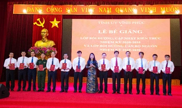 Bí thư Tỉnh ủy Hoàng Thị Thúy Lan trao giấy chứng nhận hoàn thành khóa học cho các học viên.