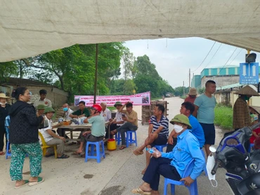Người dân chặn lối vào nhà máy gạch.