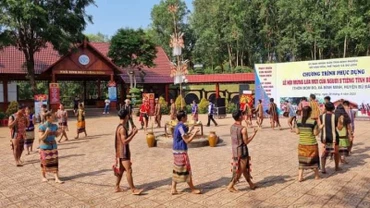 Đồng bào S’tiêng ở xã Bình Minh, huyện Bù Đăng tổ chức Lễ hội cầu bông. Lễ hội này được ghi vào danh mục Di sản văn hóa phi vật thể quốc gia.