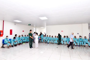 60 bệnh nhân có hoàn cảnh khó khăn thuộc đối tượng chính sách, hộ gia đình nghèo, cận nghèo, cựu chiến binh tỉnh Bình Phước được phẫu thuật mắt miễn phí.