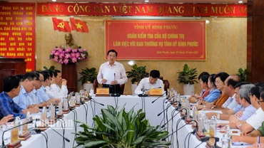 Đồng chí Phan Đình Trạc phát biểu tại buổi làm việc với Ban Thường vụ Tỉnh ủy Bình Phước.