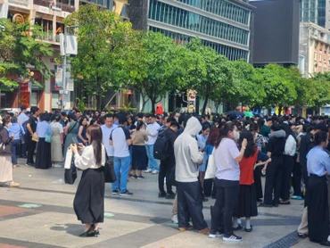 Trưa ngày 28/3, nhiều người dân trong các tòa nhà cao tầng ở TP Hồ Chí Minh cảm nhận nhà cửa rung lắc, phải chạy ra ngoài đường. (Ảnh: PV/Báo Tin tức) 
