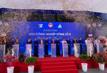 Các đại biểu bấm nút khởi công dự án.