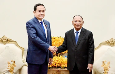 Chủ tịch Quốc hội Trần Thanh Mẫn gặp nguyên Chủ tịch Quốc hội Campuchia Samdech Heng Samrin.