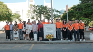 Đại sứ Trần Thị Thu Thìn và các cán bộ Đại sứ quán cùng bà con trong cộng đồng người Việt Nam tại Mozambique dâng hoa tại Biển lưu niệm trên Đại lộ Hồ Chí Minh tại thủ đô Maputo. (Ảnh: Đại sứ quán Việt Nam tại Mozambique)