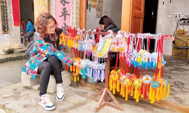 Du khách Việt say mê lựa chọn tú cầu như một món quà quý gửi tặng người thân yêu.
