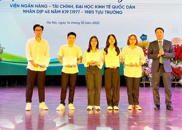 Sinh viên tiêu biểu nhận học bổng. 