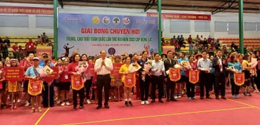 Lãnh đạo tỉnh Cao Bằng và Ban Tổ chức trao cờ lưu niệm, tặng hoa cho các đội tham dự giải.