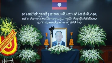 Đại sứ quán Lào mở sổ tang viếng nguyên Chủ tịch Đảng Nhân dân Cách mạng Lào, nguyên Chủ tịch nước Lào Khamtay Siphandone tại Hà Nội. (Ảnh: TTXVN) 