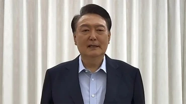 Tổng thống Hàn Quốc bị luận tội Yoon Suk Yeol trong bài phát biểu với công chúng được phát qua video từ tư dinh ở Seoul, ngày 15/1/2025. (Ảnh: TTXVN)