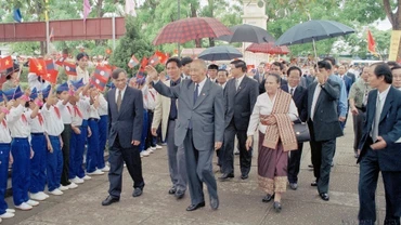 Thiếu nhi xã Kim Liên (huyện Nam Đàn, tỉnh Nghệ An) - quê hương Chủ tịch Hồ Chí Minh chào đón Chủ tịch Đảng, Chủ tịch nước Lào Khamtay Siphandone tới thăm, năm 2002. (Ảnh: TTXVN)
