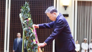 Tổng Bí thư Tô Lâm dẫn đầu Đoàn đại biểu cấp cao của Đảng, Nhà nước Việt Nam viếng nguyên Chủ tịch Đảng Nhân dân Cách mạng Lào, nguyên Chủ tịch nước Cộng hòa Dân chủ Nhân dân Lào Khamtay Siphandone. (Ảnh: TTXVN) 