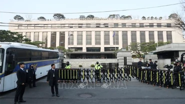 Cảnh sát Hàn Quốc được triển khai bảo đảm an ninh bên ngoài Tòa án Hiến pháp ở Seoul, ngày 4/4/2025. (Ảnh: THX/TTXVN)