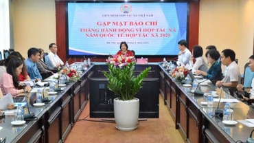 Đồng chí Cao Xuân Thu Vân, Chủ tịch Liên minh HTX Việt Nam phát biểu tại buổi gặp mặt báo chí về lễ tôn vinh hợp tác xã tiêu biểu – Giải thưởng Ngôi sao Hợp tác xã “CoopStar Awards” năm 2025. 