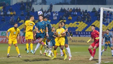 Pha tranh bóng tại trận đấu vòng 16, Đông Á Thanh Hóa (áo vàng) hòa Hoàng Anh Gia Lai 2-2. (Ảnh: VPF)