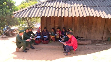 Bộ đội biên phòng Điện Biên tuyên truyền ý nghĩa, tầm quan trọng công tác bảo vệ, phát triển rừng và tiện tích mở tài khoản ngân hàng để nhận tiền dịch vụ môi trường rừng, đến các chủ rừng tại huyện Nậm Pồ, tỉnh Điện Biên.
