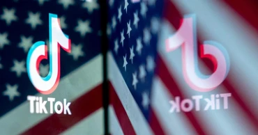 Biểu tượng TikTok trên nền quốc kỳ Mỹ. (Ảnh: AFP/TTXVN)