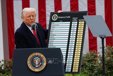 Tổng thống Mỹ Donald Trump công bố các mức thuế đối ứng mới tại Nhà Trắng, ngày 2/4/2025. (Ảnh: Reuters/TTXVN)