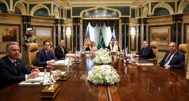 Ngoại trưởng Liên bang Nga Sergey Lavrov (phải) và Ngoại trưởng Mỹ Marco Rubio (thứ 2, trái) tại cuộc đàm phán ở Riyadh, Saudi Arabia, ngày 18/2/2025. (Ảnh: REUTERS/TTXVN)