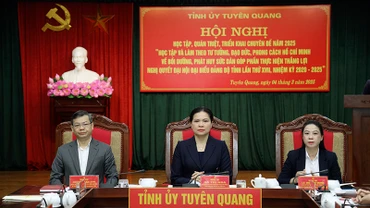 Các đồng chí chủ trì hội nghị.