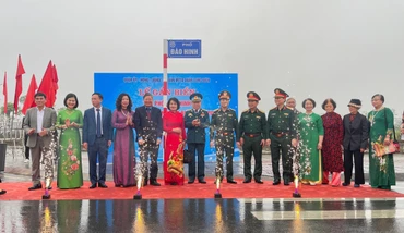 Đại diện lãnh đạo Bộ Quốc phòng, Tổng liên đoàn Lao động Việt Nam, Ủy ban nhân dân quận Long Biên, cùng gia đình thực hiện nghi thức gắn biển phố Đào Hinh.